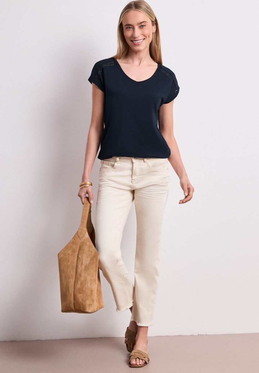Shirt mit V-Neck und Crochet-Details