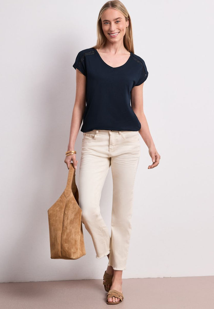 Shirt mit V-Neck und Crochet-Details