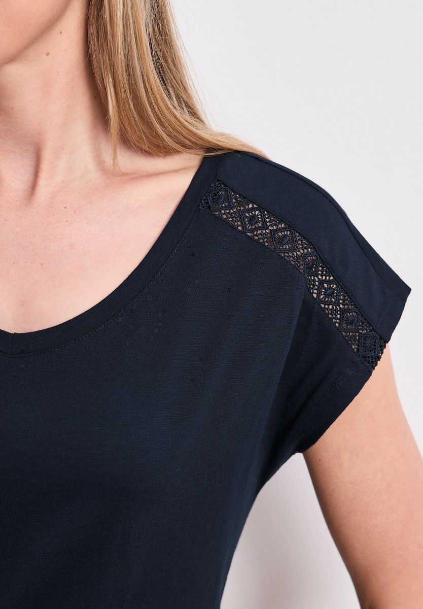 Shirt mit V-Neck und Crochet-Details