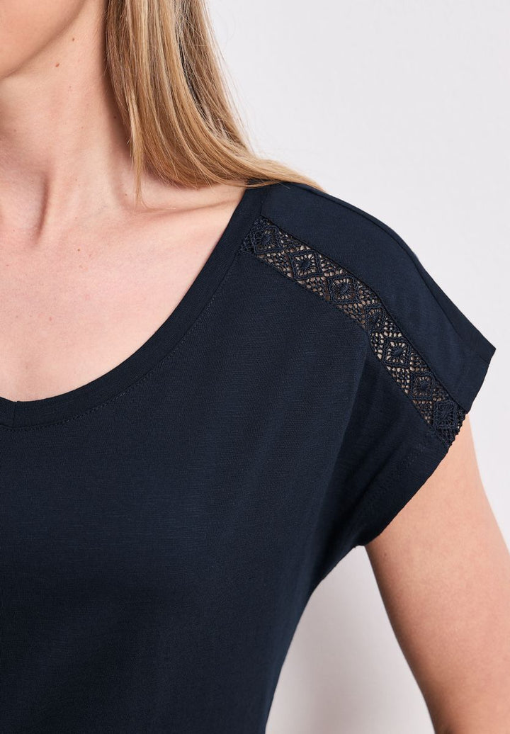 Shirt mit V-Neck und Crochet-Details