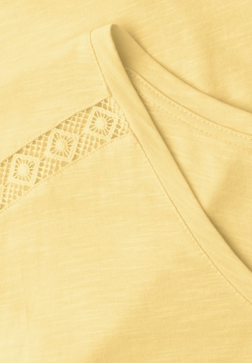 Shirt mit V-Neck und Crochet-Details