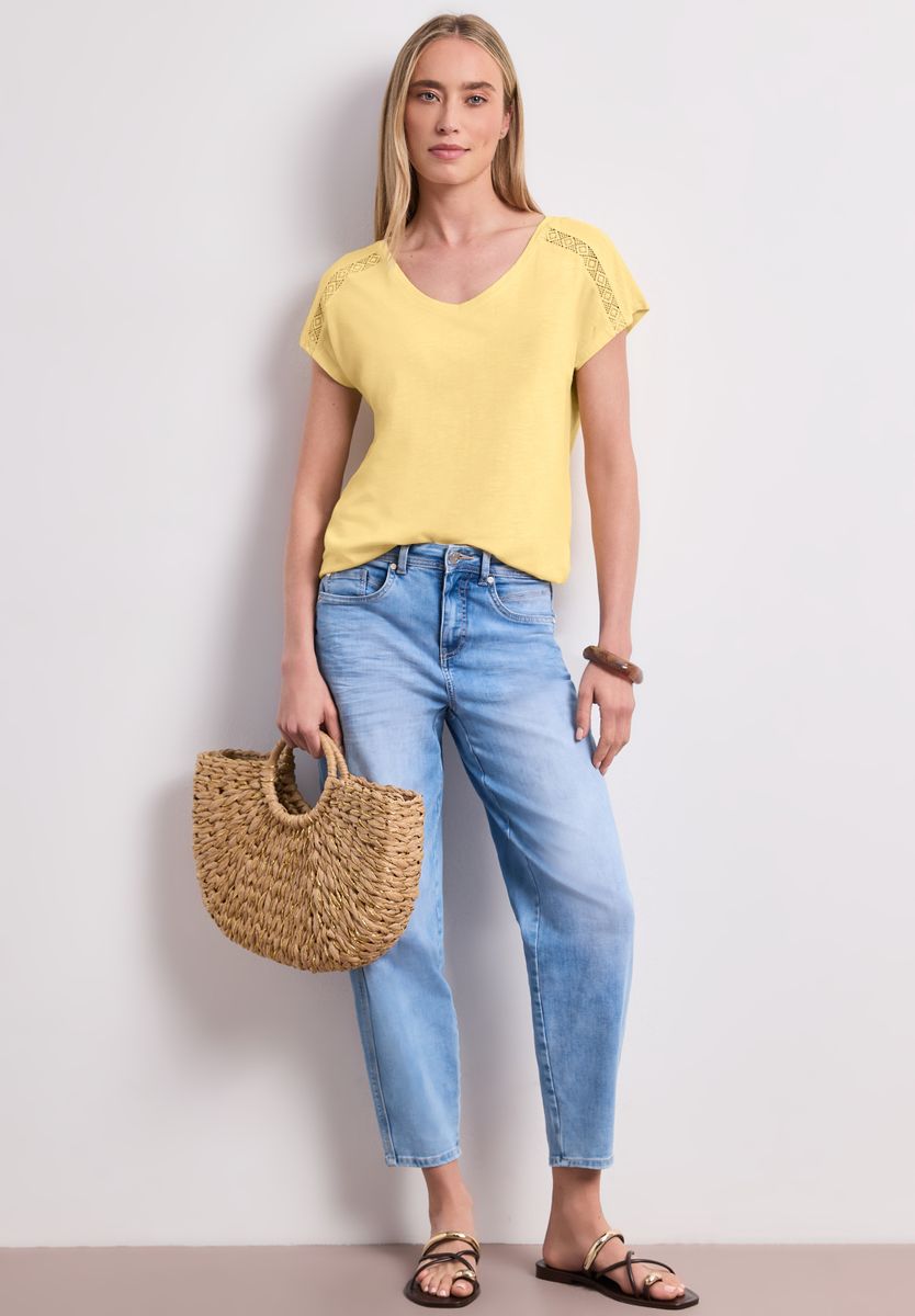 Shirt mit V-Neck und Crochet-Details