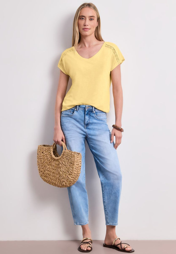 Shirt mit V-Neck und Crochet-Details