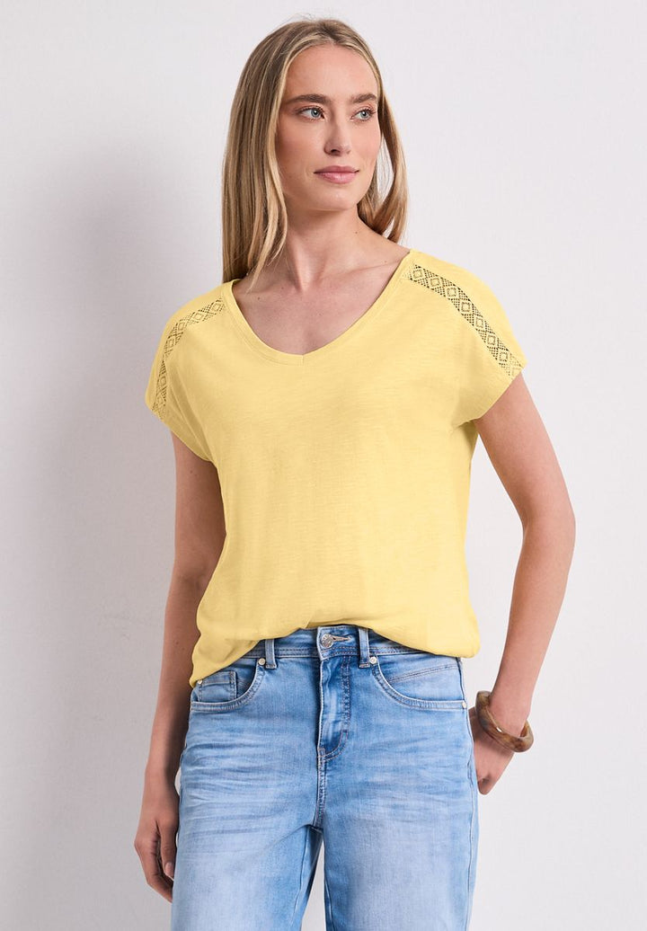 Shirt mit V-Neck und Crochet-Details