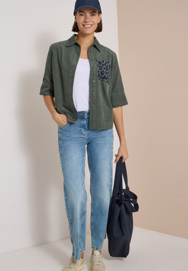 Kurzarm Hemdbluse aus Cord mit Brusttasche