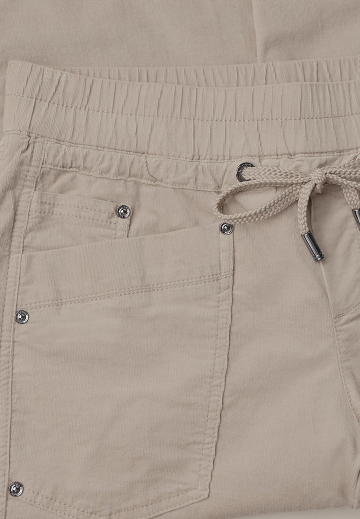 Slim Leg Cordhose im Loose Fit