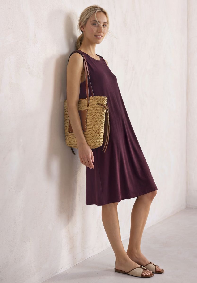 Knielanges Kleid mit Rundhals und Knopfdetail