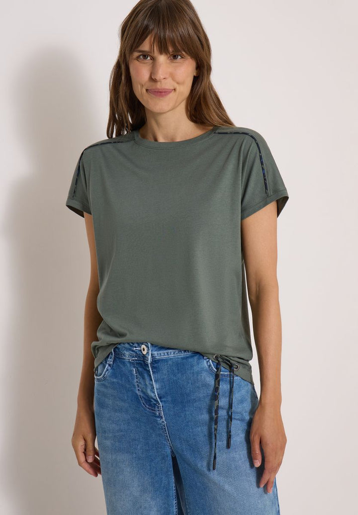 T-Shirt mit Boat Neck und Leo-Piping