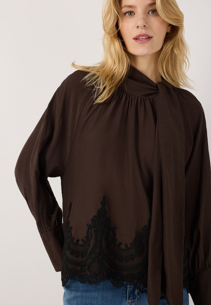 Bluse mit Schluppe und Spitzensaum