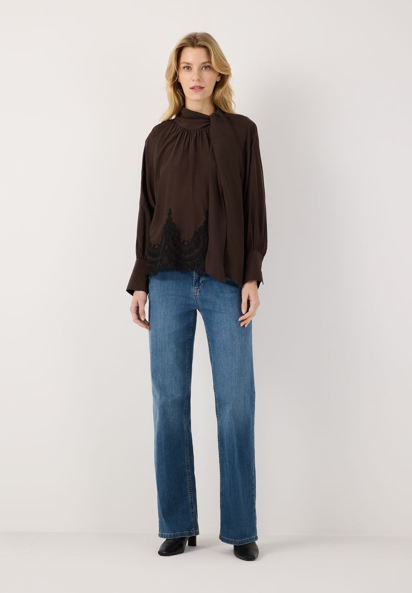 Bluse mit Schluppe und Spitzensaum
