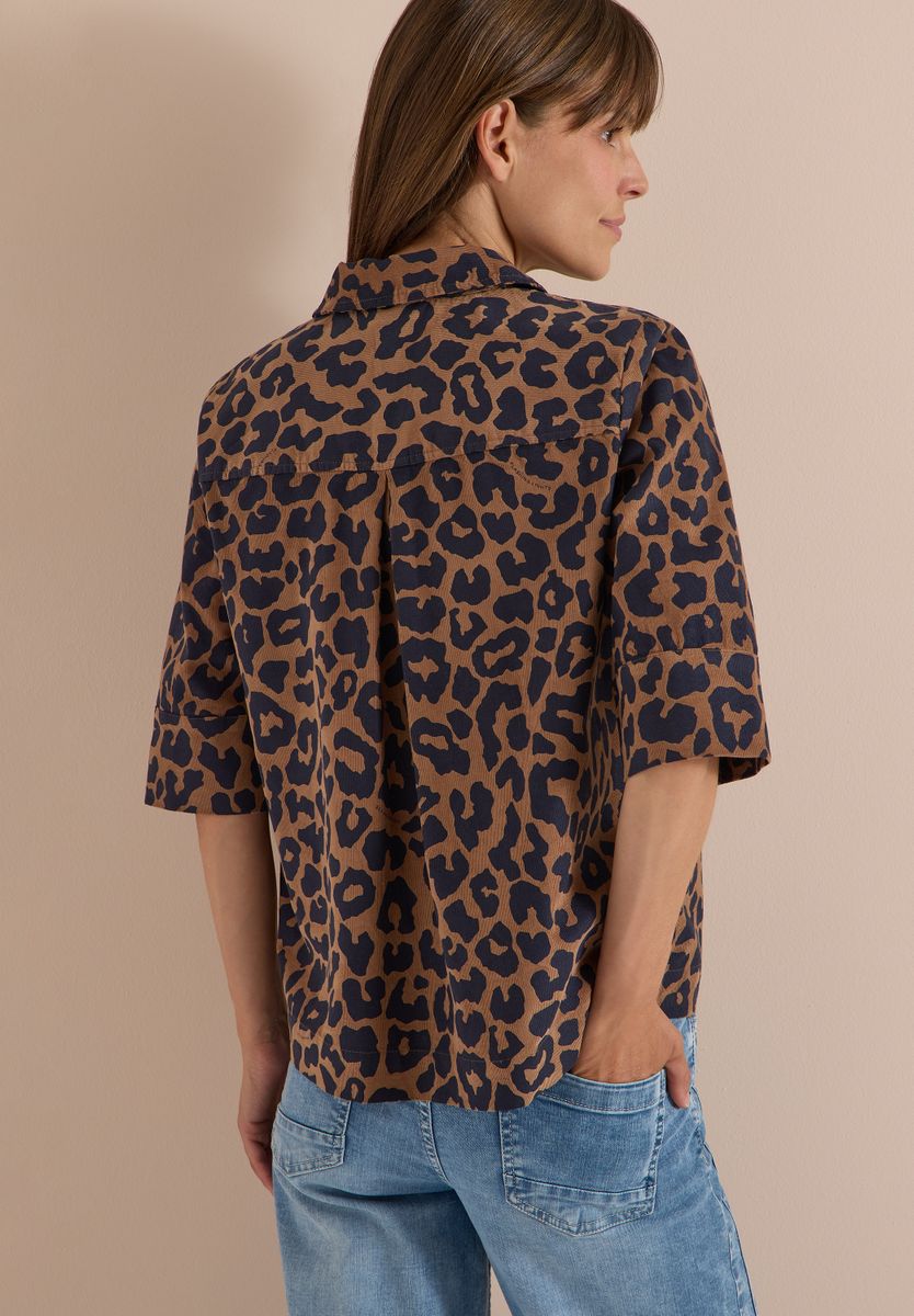 Kurzarm Hemdbluse aus Cord mit Leo-Muster