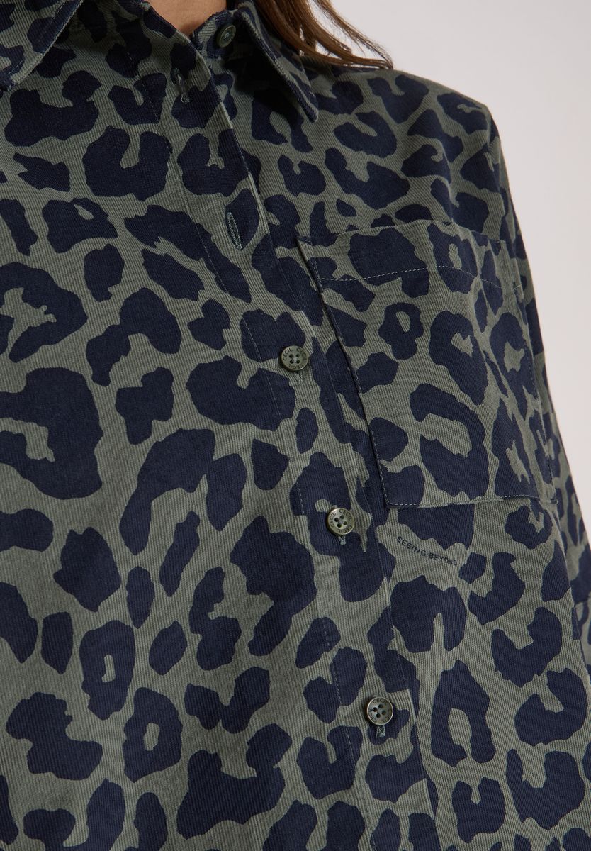 Kurzarm Hemdbluse aus Cord mit Leo-Muster