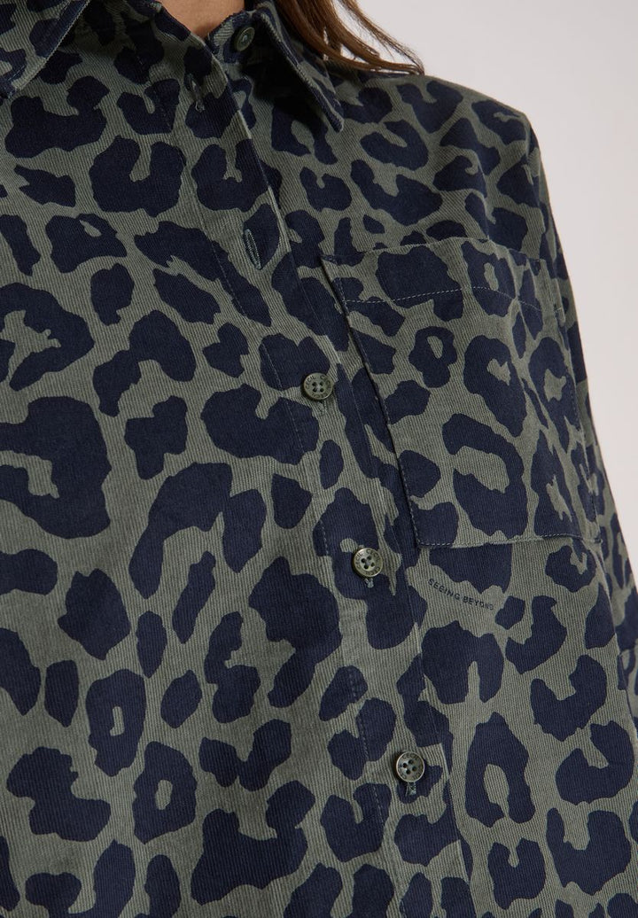 Kurzarm Hemdbluse aus Cord mit Leo-Muster