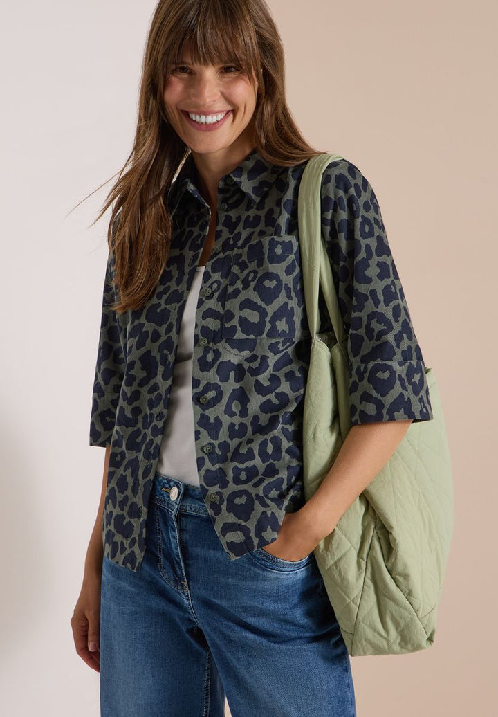 Kurzarm Hemdbluse aus Cord mit Leo-Muster