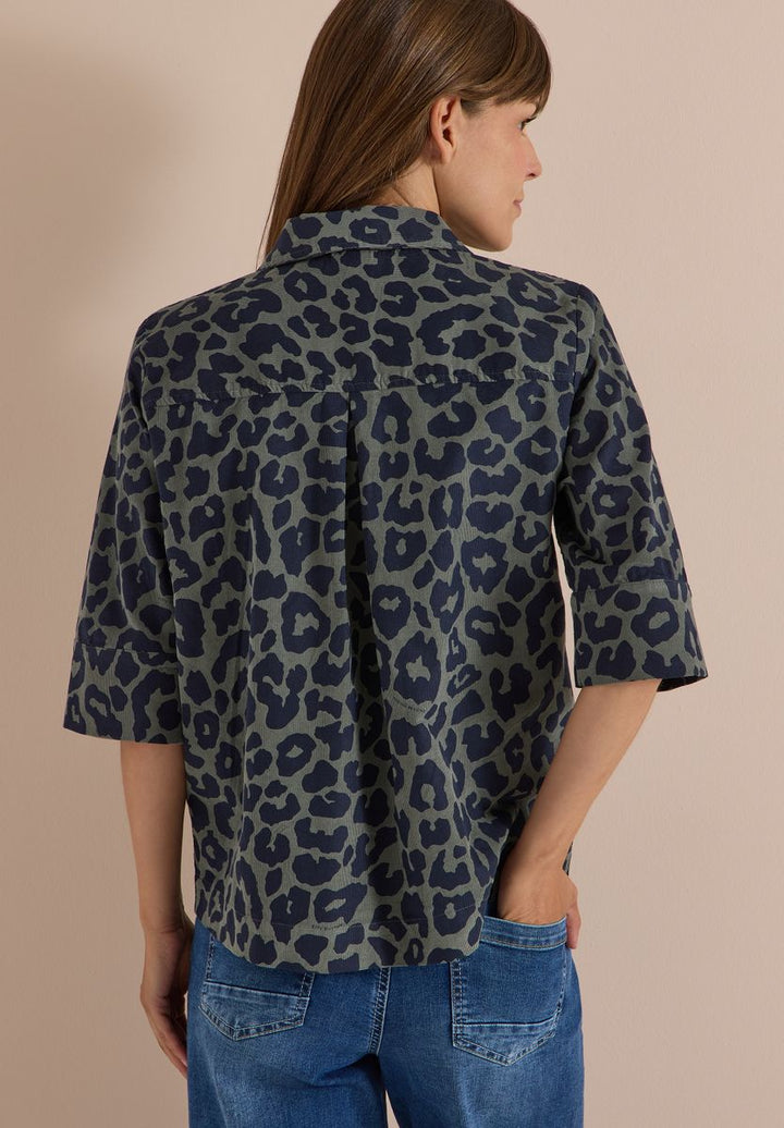 Kurzarm Hemdbluse aus Cord mit Leo-Muster