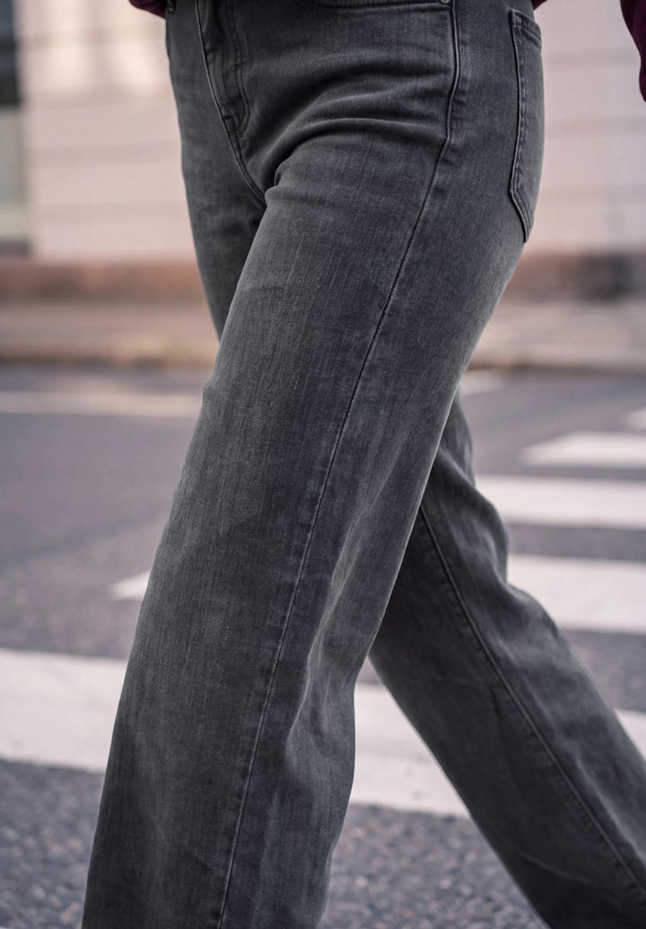 Mid Waist Wide Leg Jeans im Casual Fit