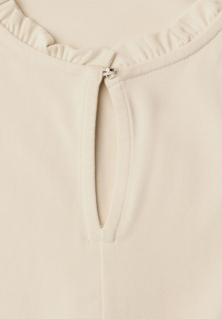 Basic Shirt mit Rüschen und Cut-Out-Detail