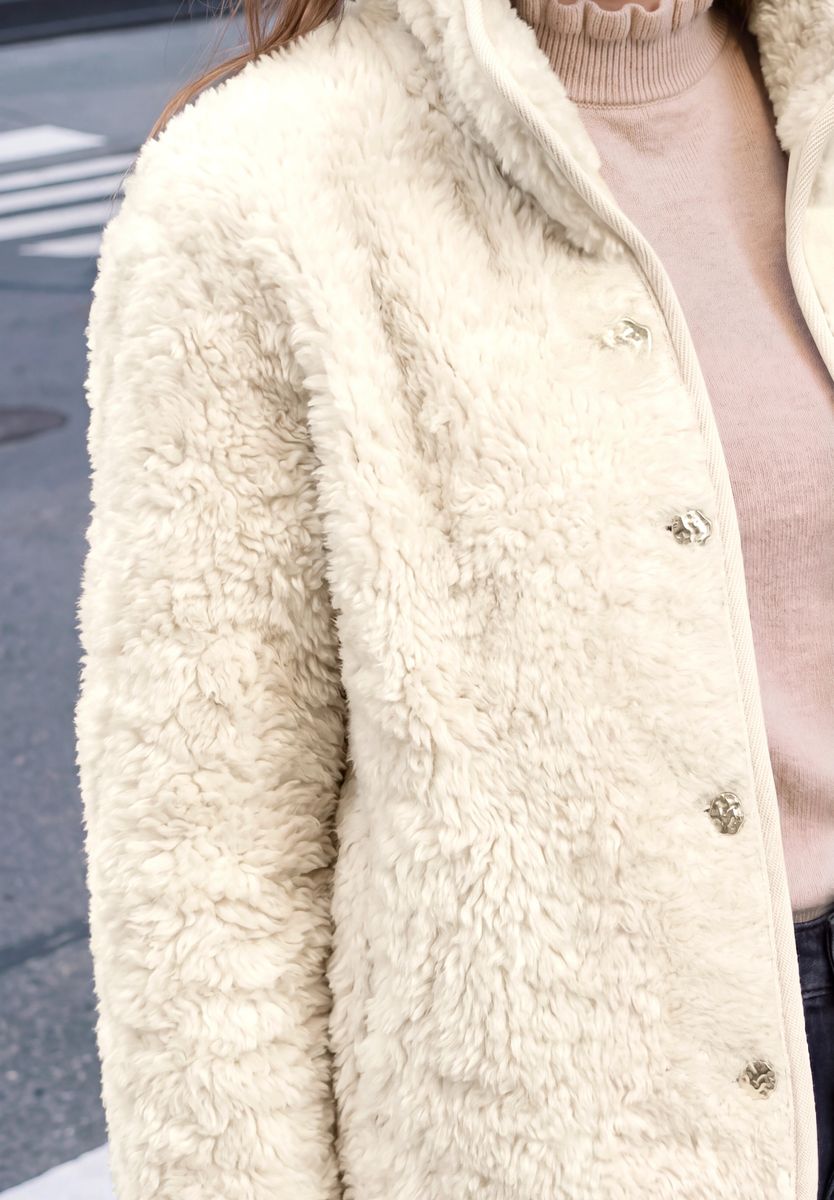 Fake Fur Jacke mit Stehkragen und Knöpfen