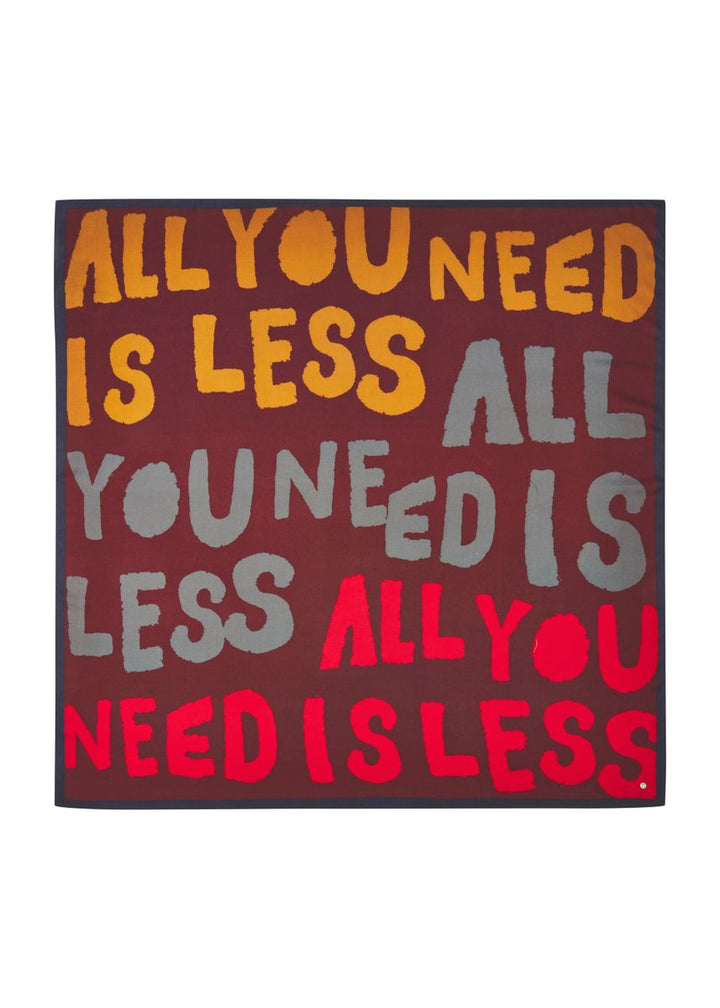 Tuch mit ALL YOU NEED IS LESS- Schriftzug