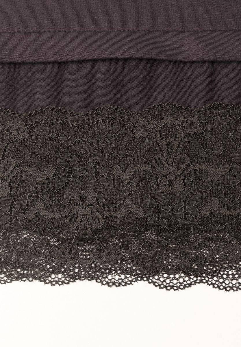Minikleid mit Spitzendetail am Saum