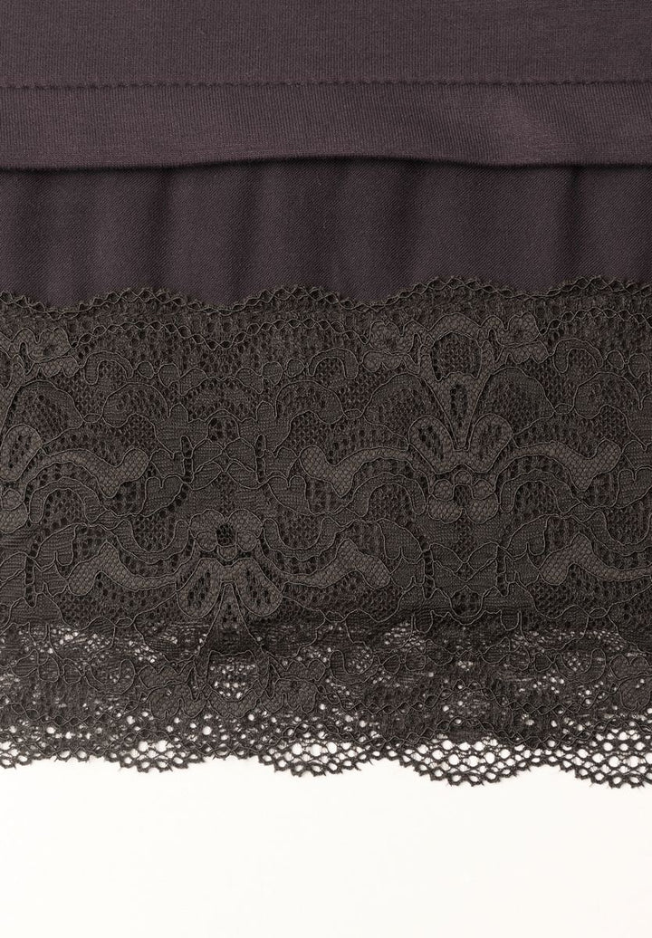 Minikleid mit Spitzendetail am Saum