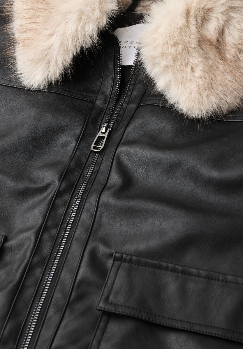 Jacke mit abnehmbaren Fellkragen