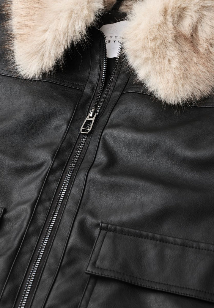 Jacke mit abnehmbaren Fellkragen