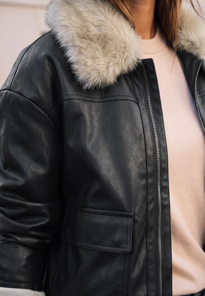 Jacke mit abnehmbaren Fellkragen