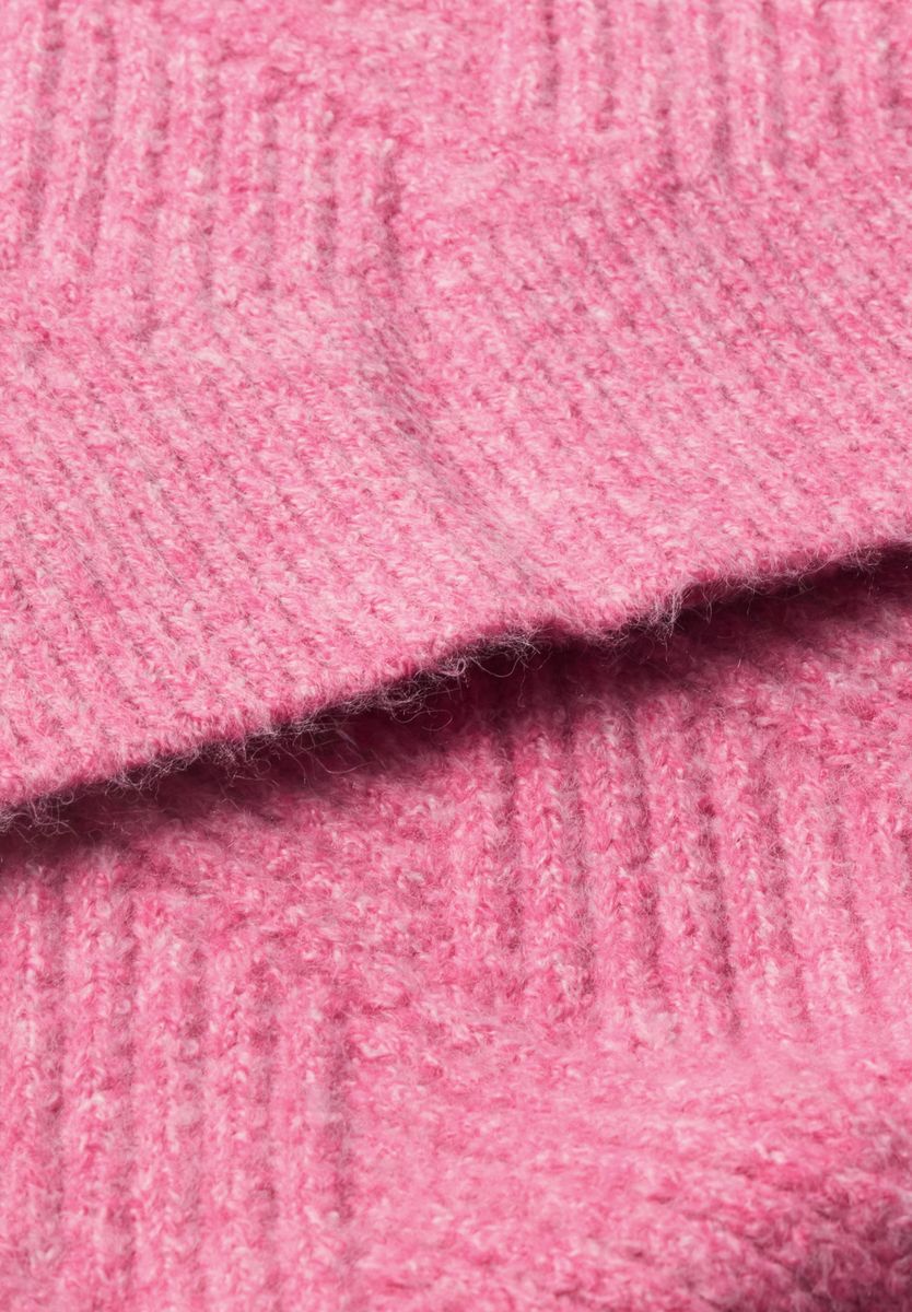 Langer Schal mit Strickmuster