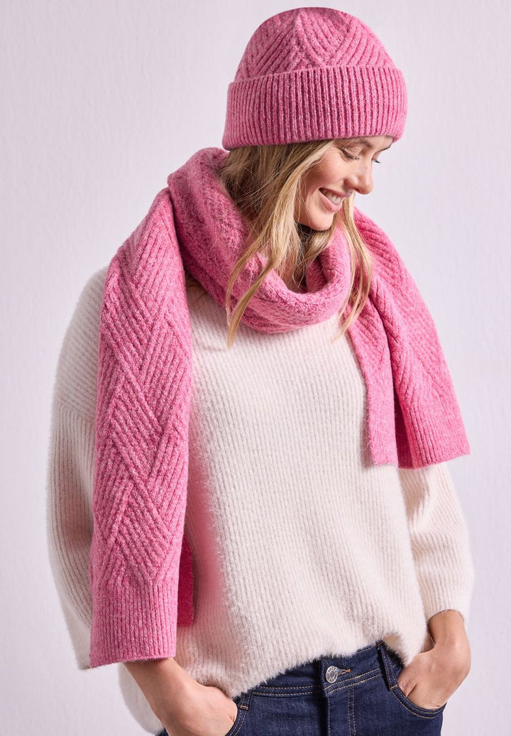 Langer Schal mit Strickmuster