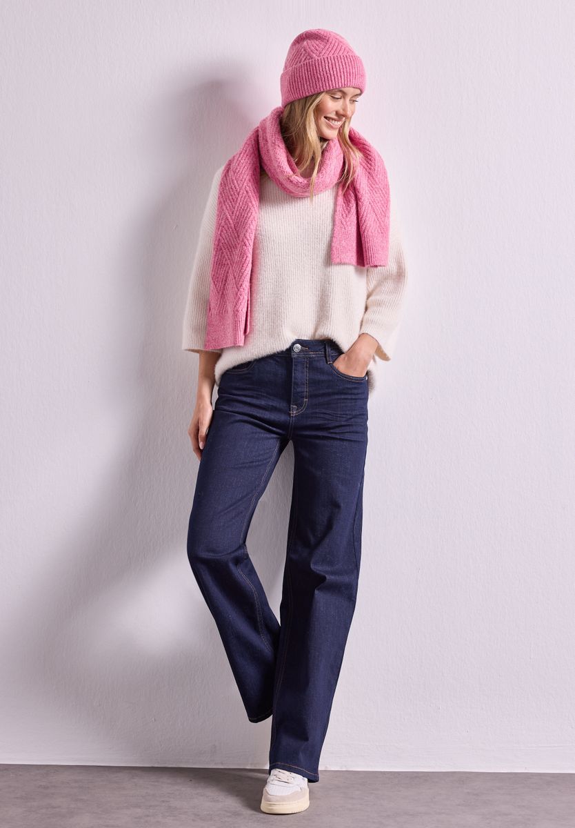 Langer Schal mit Strickmuster