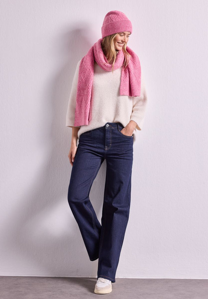 Langer Schal mit Strickmuster