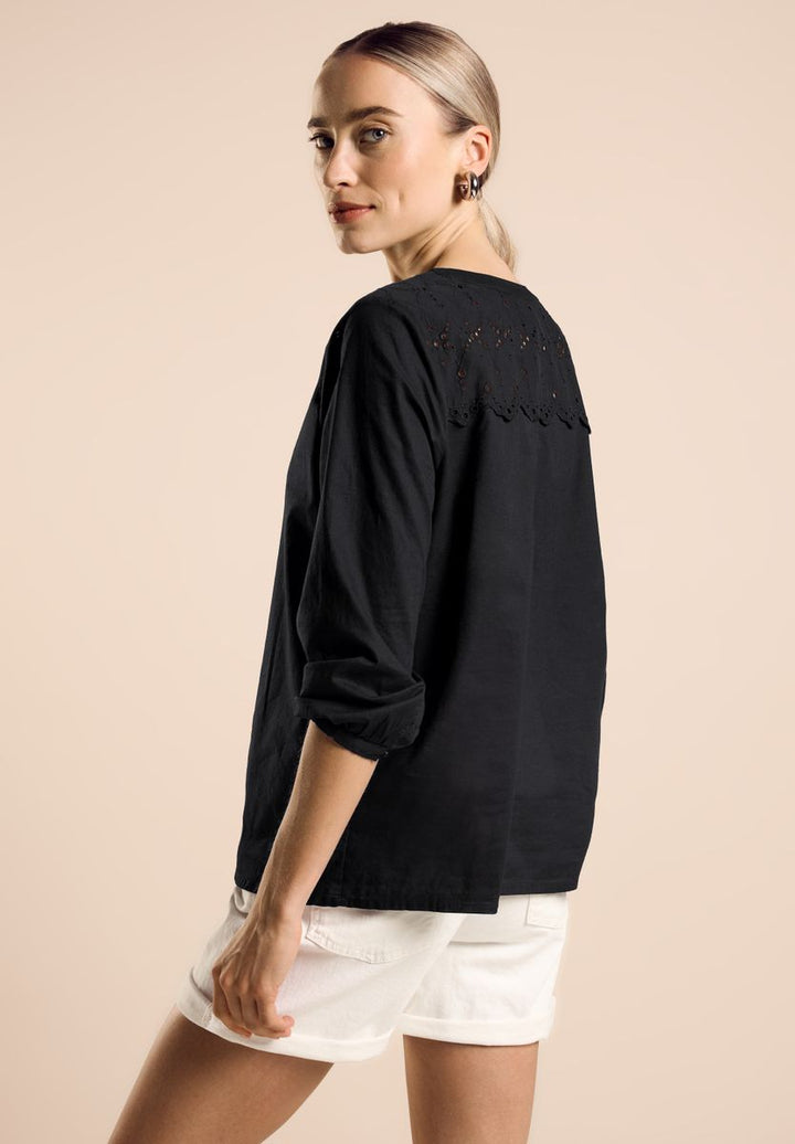 Bluse mit Stickerei