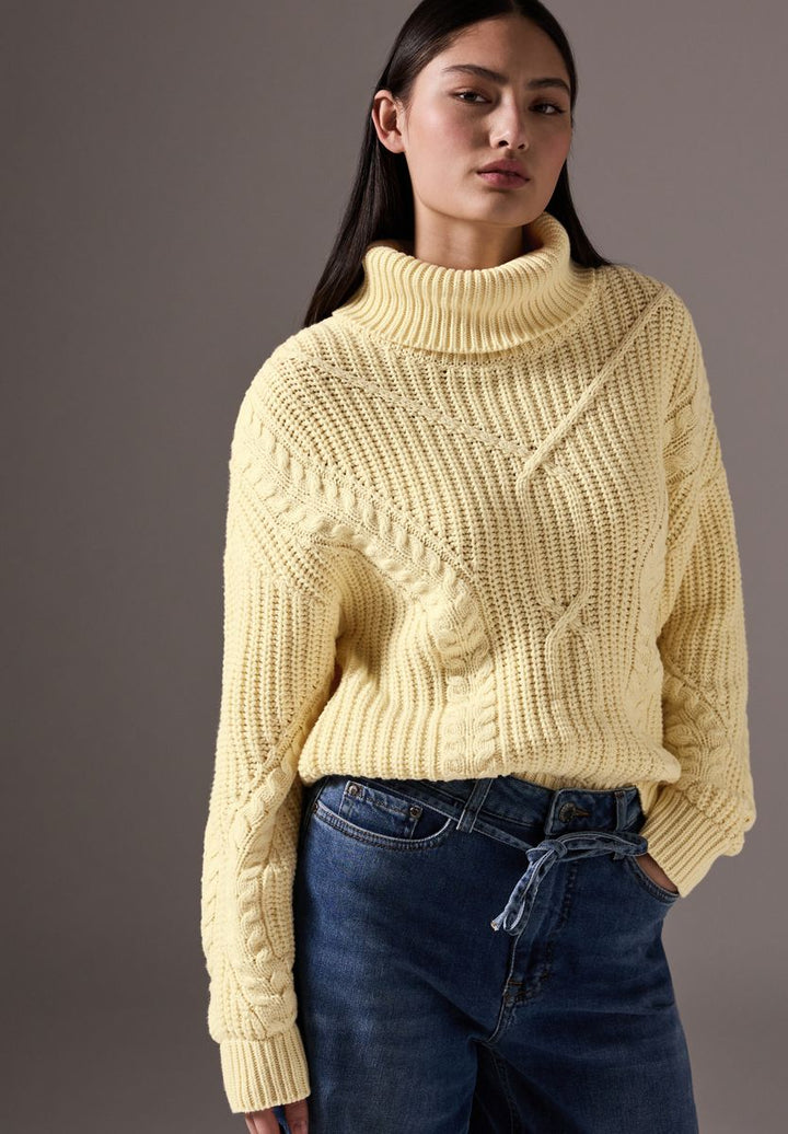 Kurzer Strukturpullover