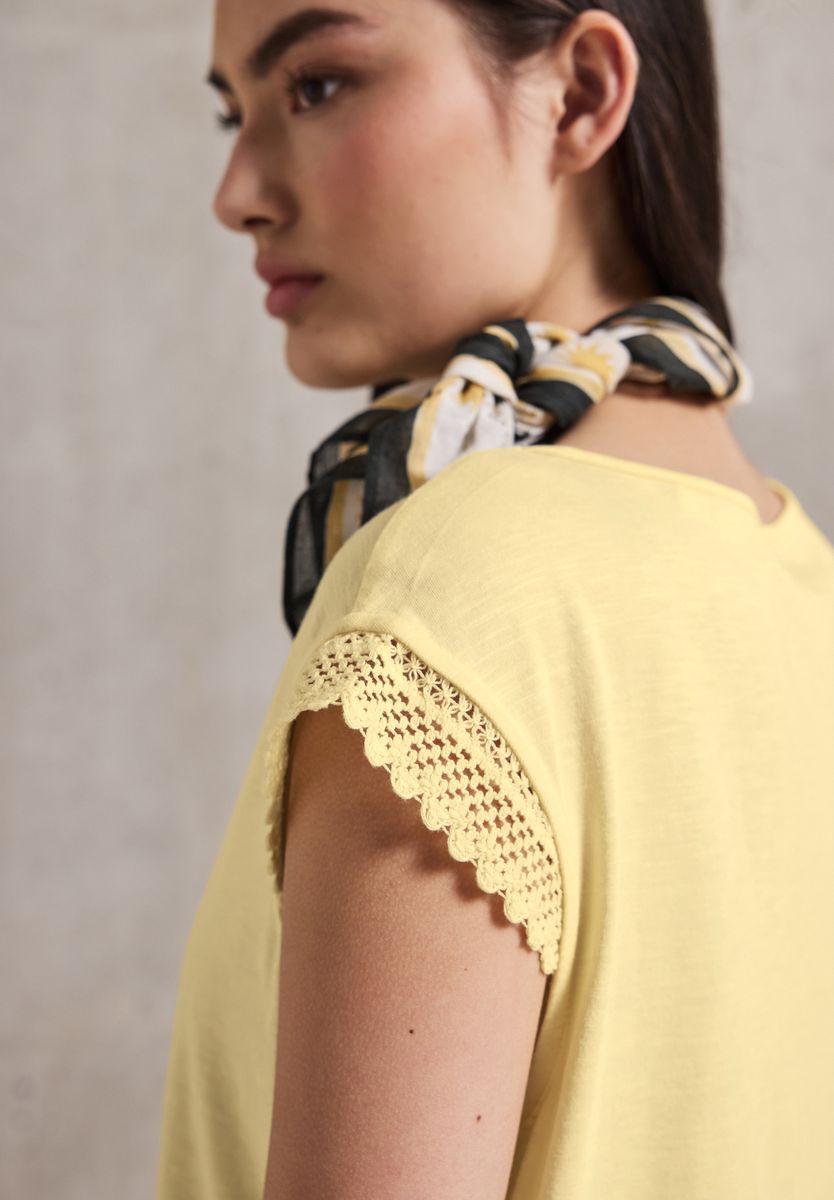 Shirt mit Häkeldetails