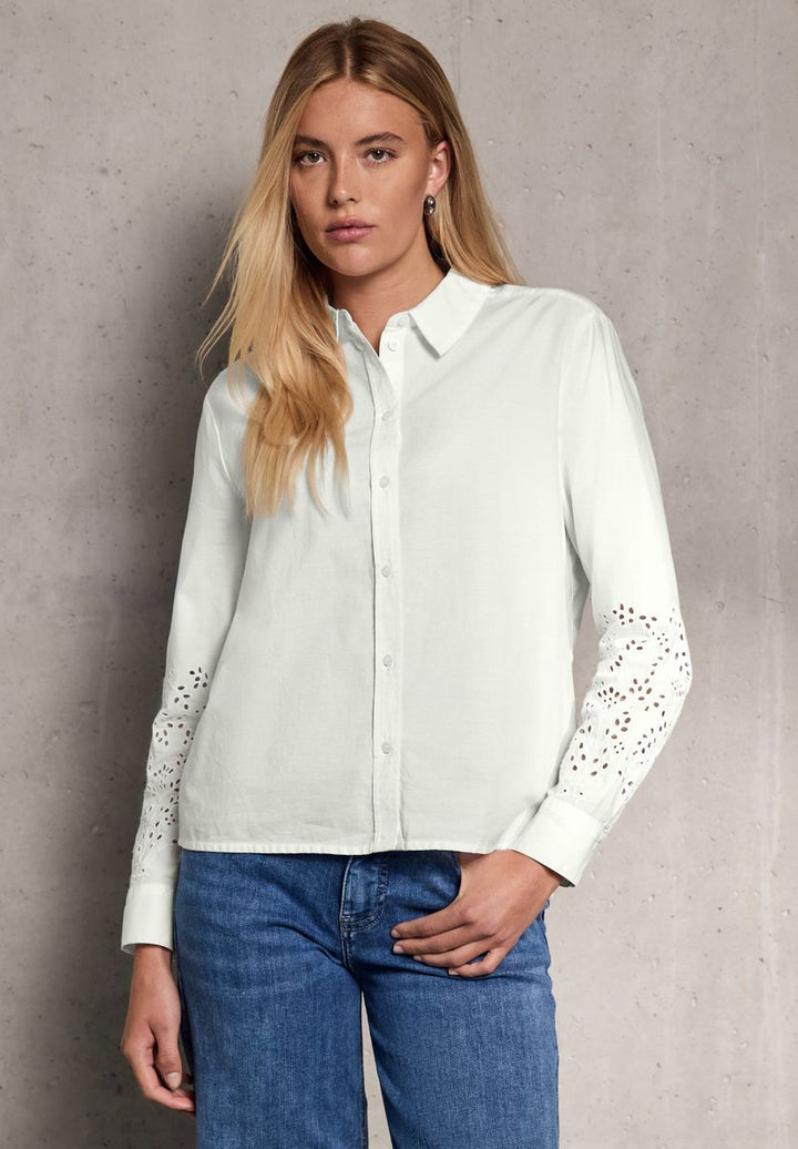 Bluse mit bestickten Ärmeln