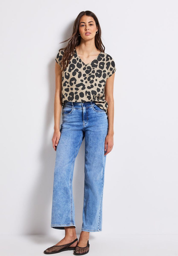 V-Neck Shirt mit Leo-Print