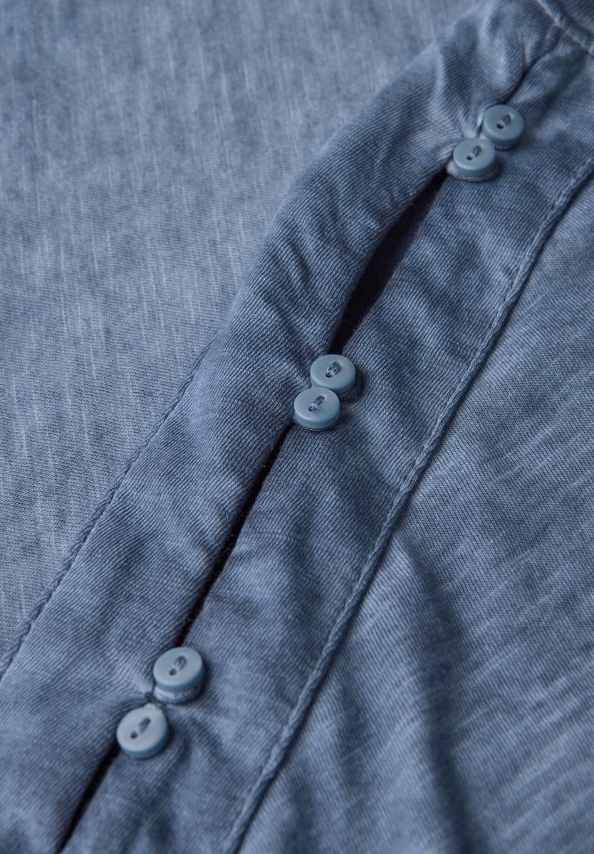 T-Shirt mit Knopfdetail