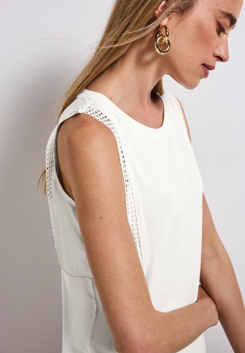 Top mit Häkeldetails