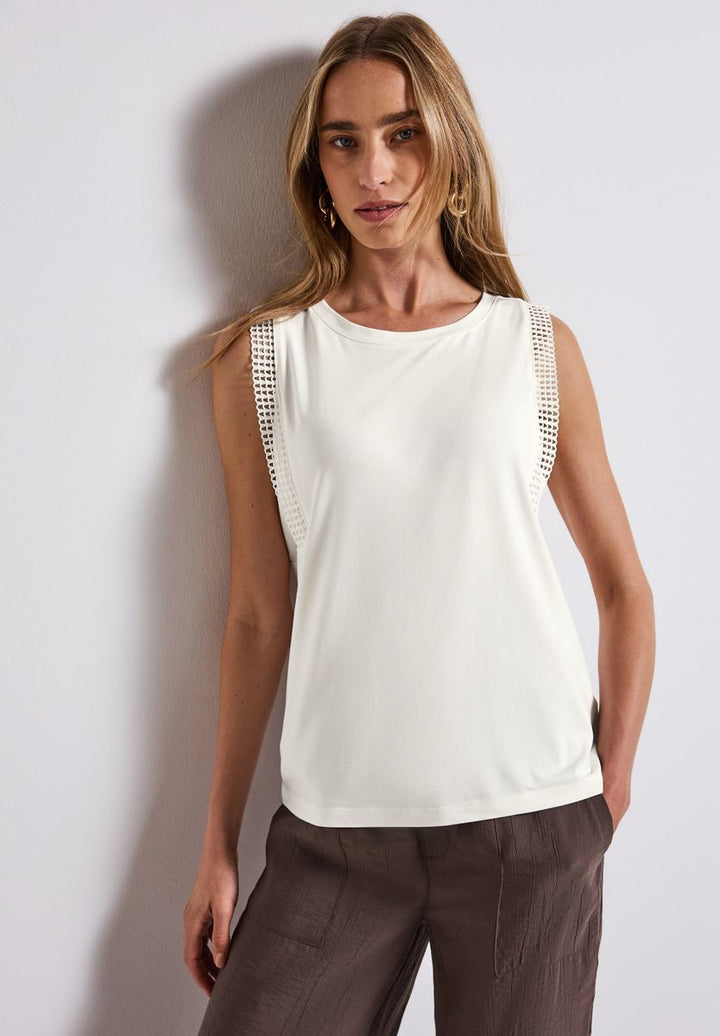 Top mit Häkeldetails