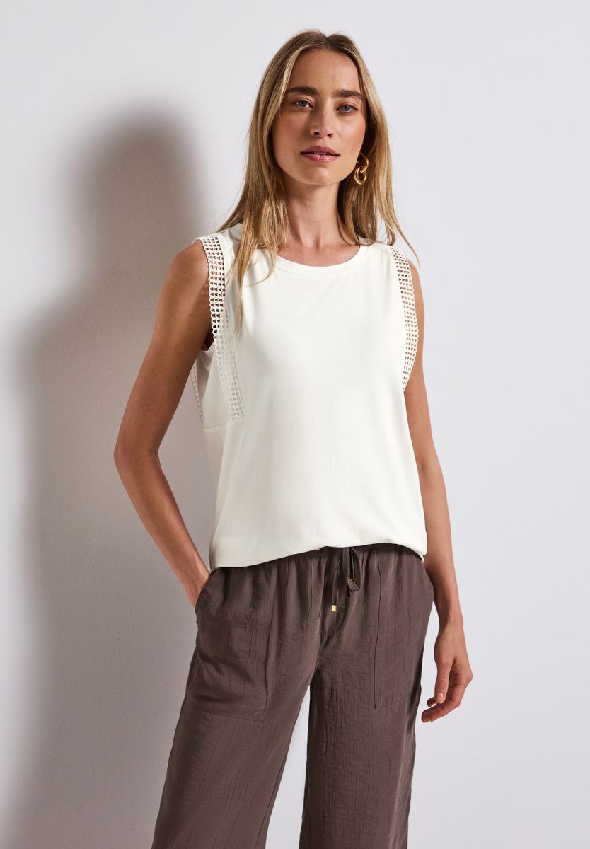 Top mit Häkeldetails