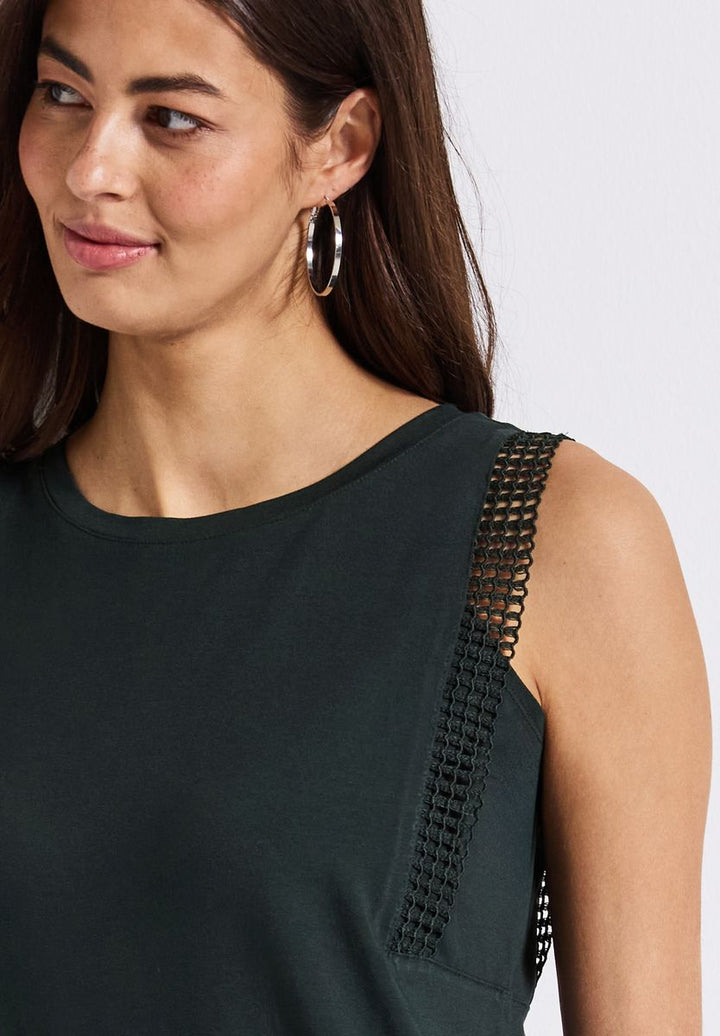 Top mit Häkeldetails