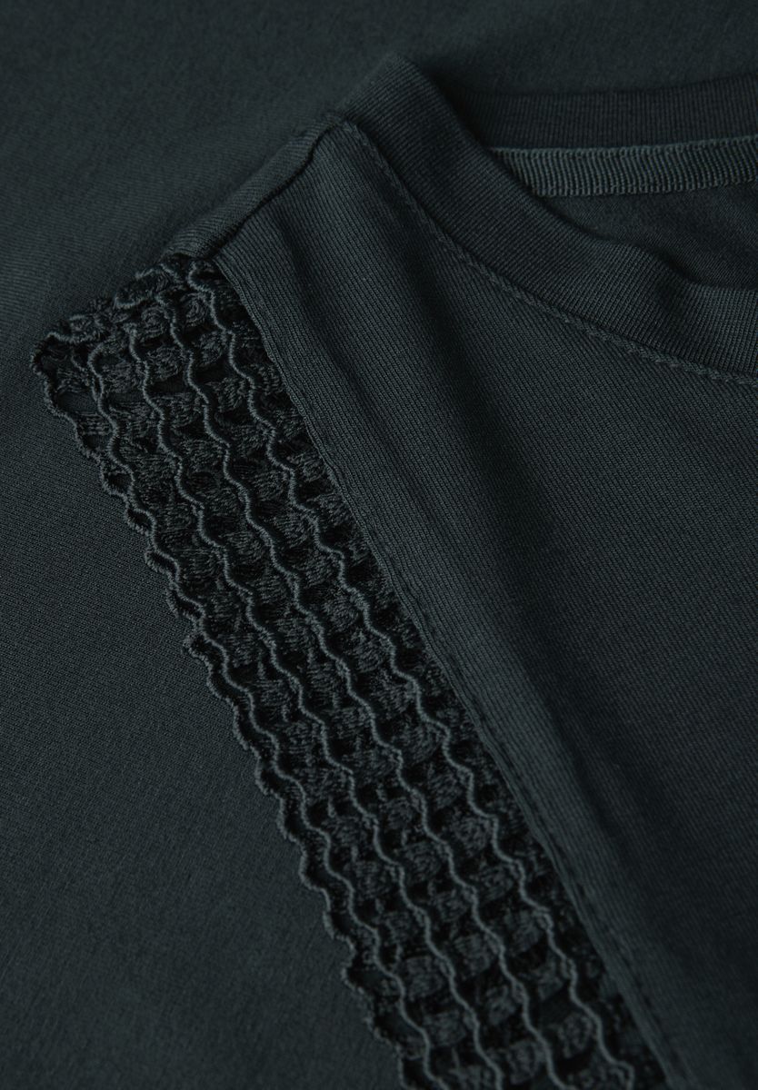 Top mit Häkeldetails