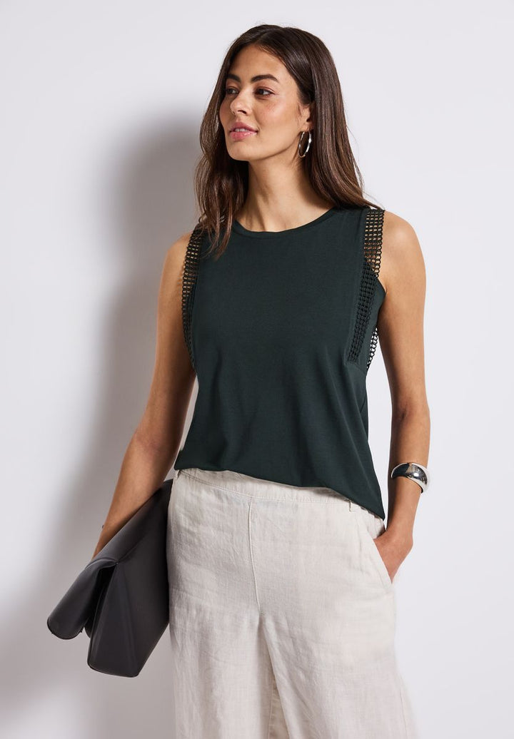 Top mit Häkeldetails