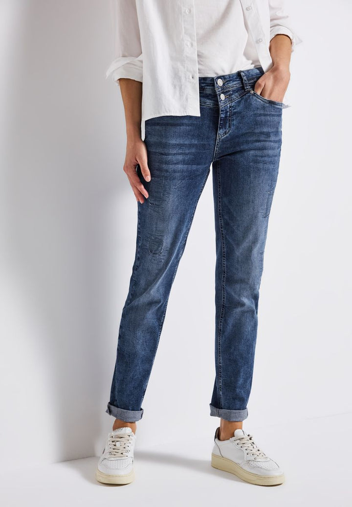 Jeans mit Destroyed Details