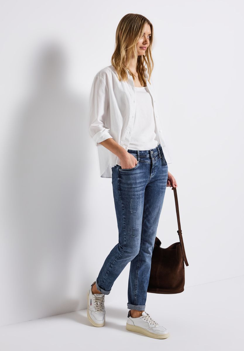 Jeans mit Destroyed Details