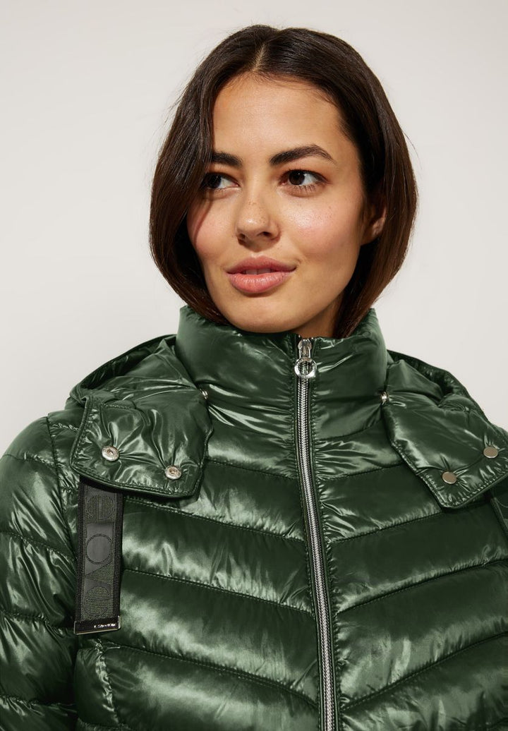 Kurze Steppjacke mit Kapuze